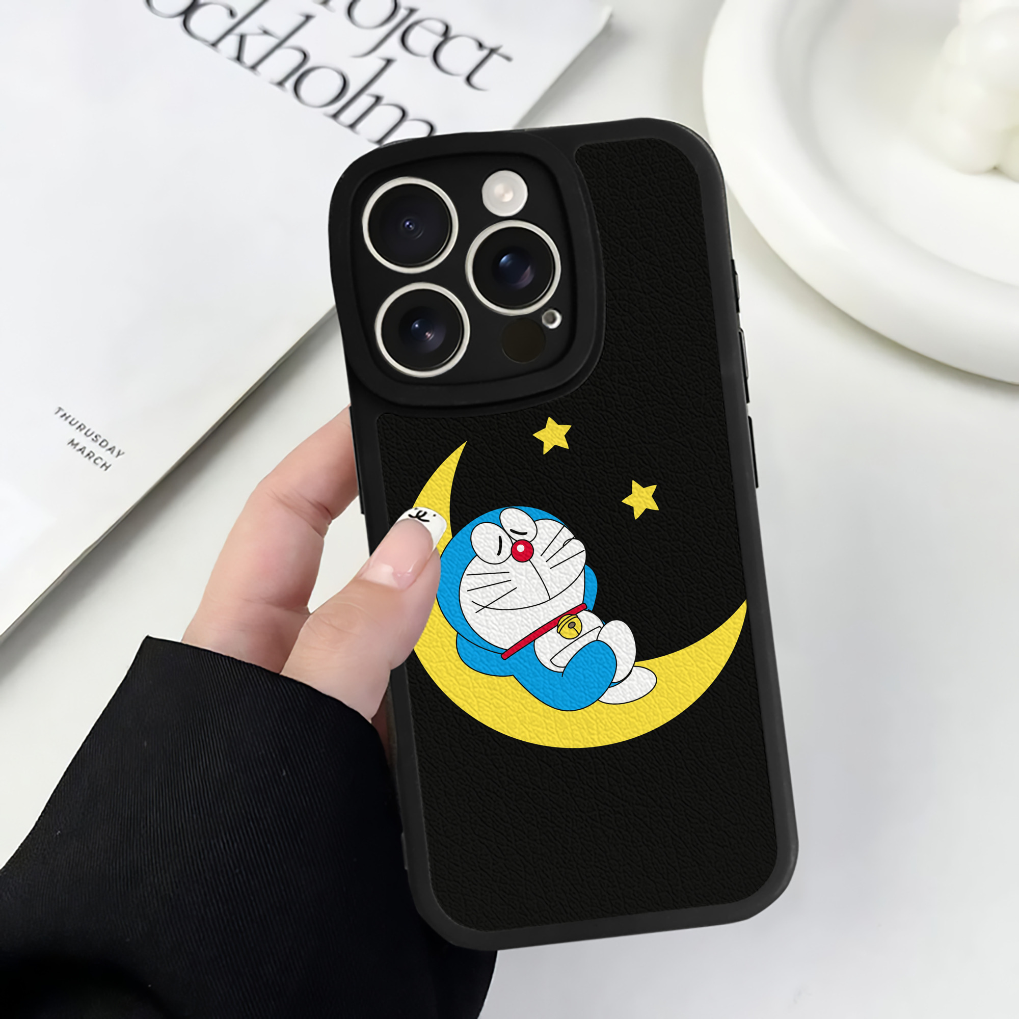 （画像用） ドラえもん Doraemon 【iPhone 16シリーズ対応】シリコンスマホケース（レザー調） 材質：シリコン